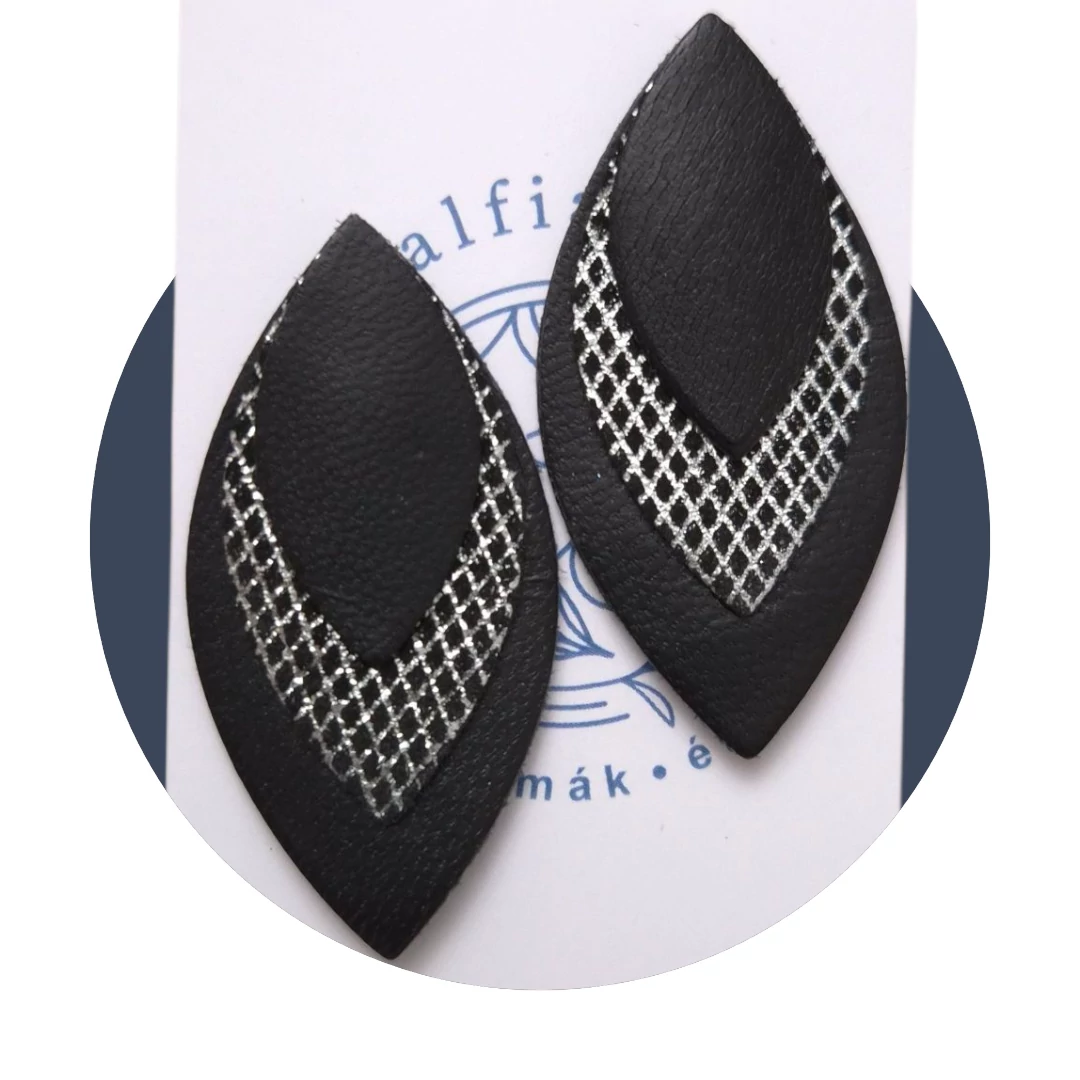 Fekete-ezüst bedugós sziromlevél bőr fülbevaló