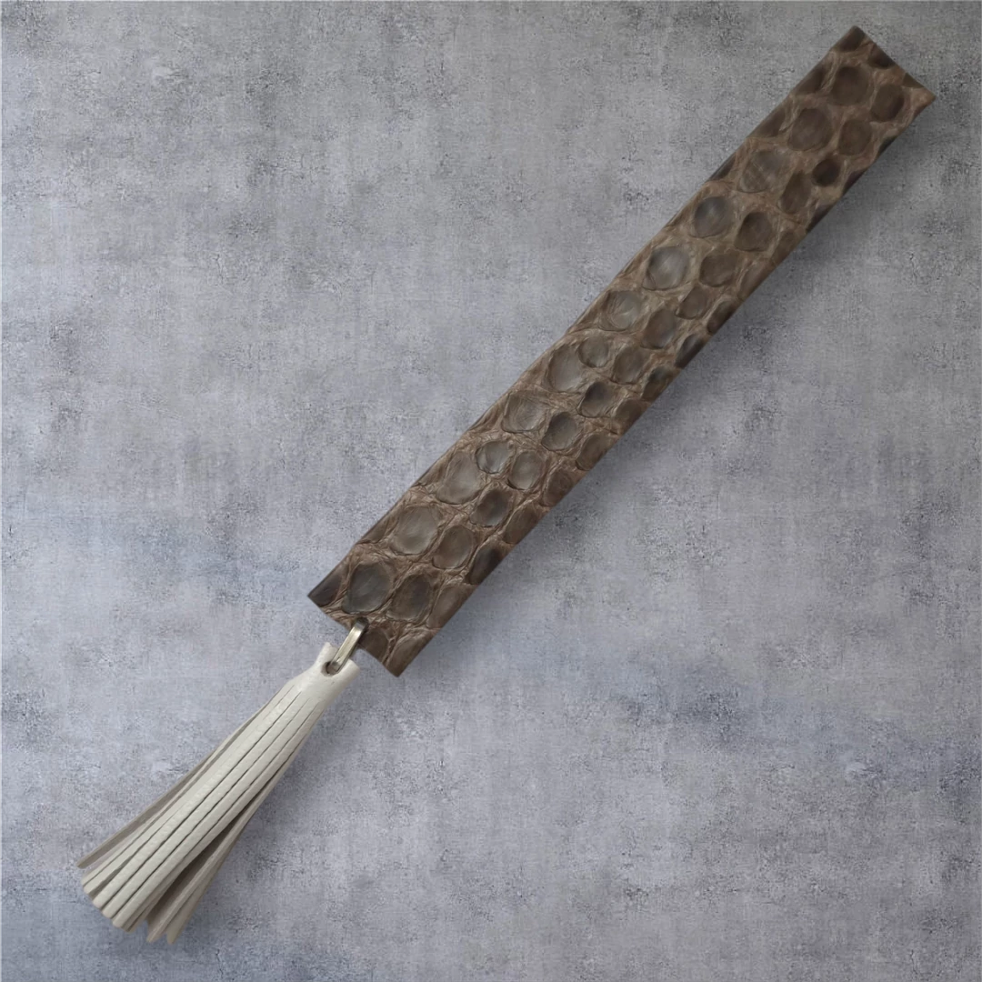 Barna -fehér bőr könyvjelző, rojttal