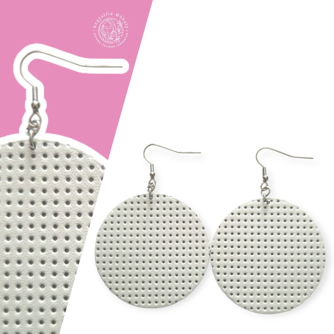 Áttört, fehér bőr fülbevaló