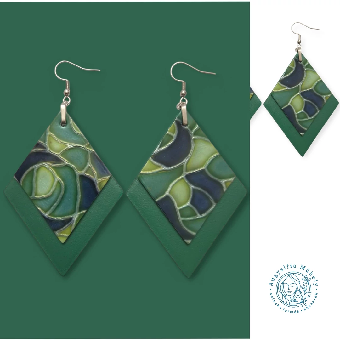 Ólomüvegablakos rombusz bőr fülbevaló, zöld színben