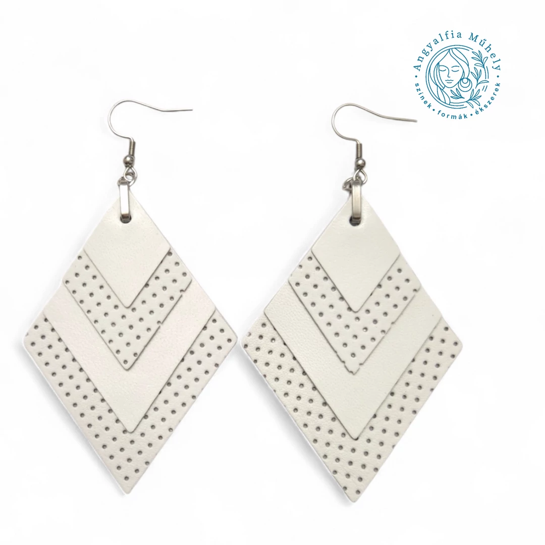Fehér, lyukacsos rombusz bőrékszer