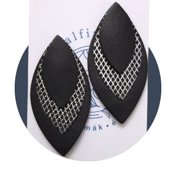 Fekete-ezüst bedugós sziromlevél bőr fülbevaló