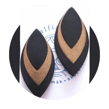 Arany-fekete bedugós bőr fülbevaló, sziromlevél