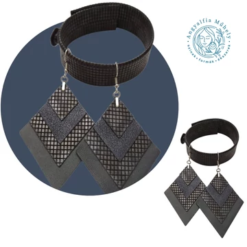 Sötétkék négyzetrácsos bőr ékszerszett, rombusszal