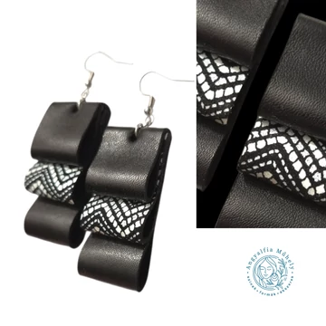 Geometrikus, mintázott fekete-fehér hajtogatott bőr fülbevaló