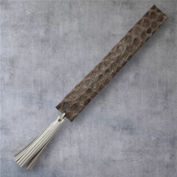 Barna -fehér bőr könyvjelző, rojttal