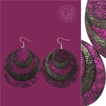 Csillogó purpur-fekete bőr fülbevaló, extravagáns