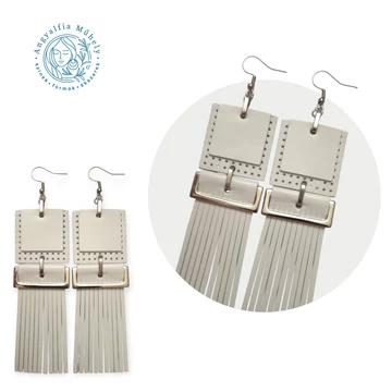 Fehér statement bőrékszer, fémdísszel