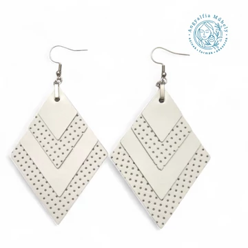 Fehér, lyukacsos rombusz bőrékszer